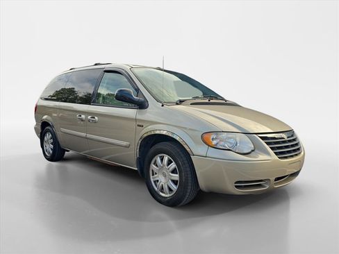 Used 2007 Chrysler Town & Country Touring image 7