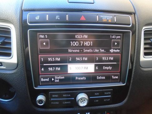 Used 2016 Volkswagen Touareg TDI image 43