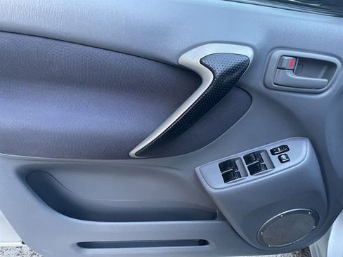 Used 2002 Toyota RAV4 LE image 9