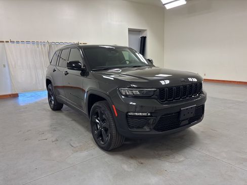 Used 2024 Jeep Grand Cherokee Limited w/ Black Appearance Package image 2