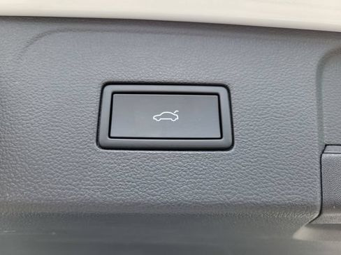 Used 2025 Volkswagen Atlas SE AWD/4WD image 14