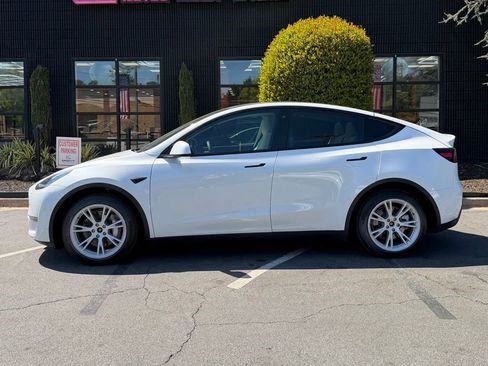 Used 2022 Tesla Model Y Long Range image 9