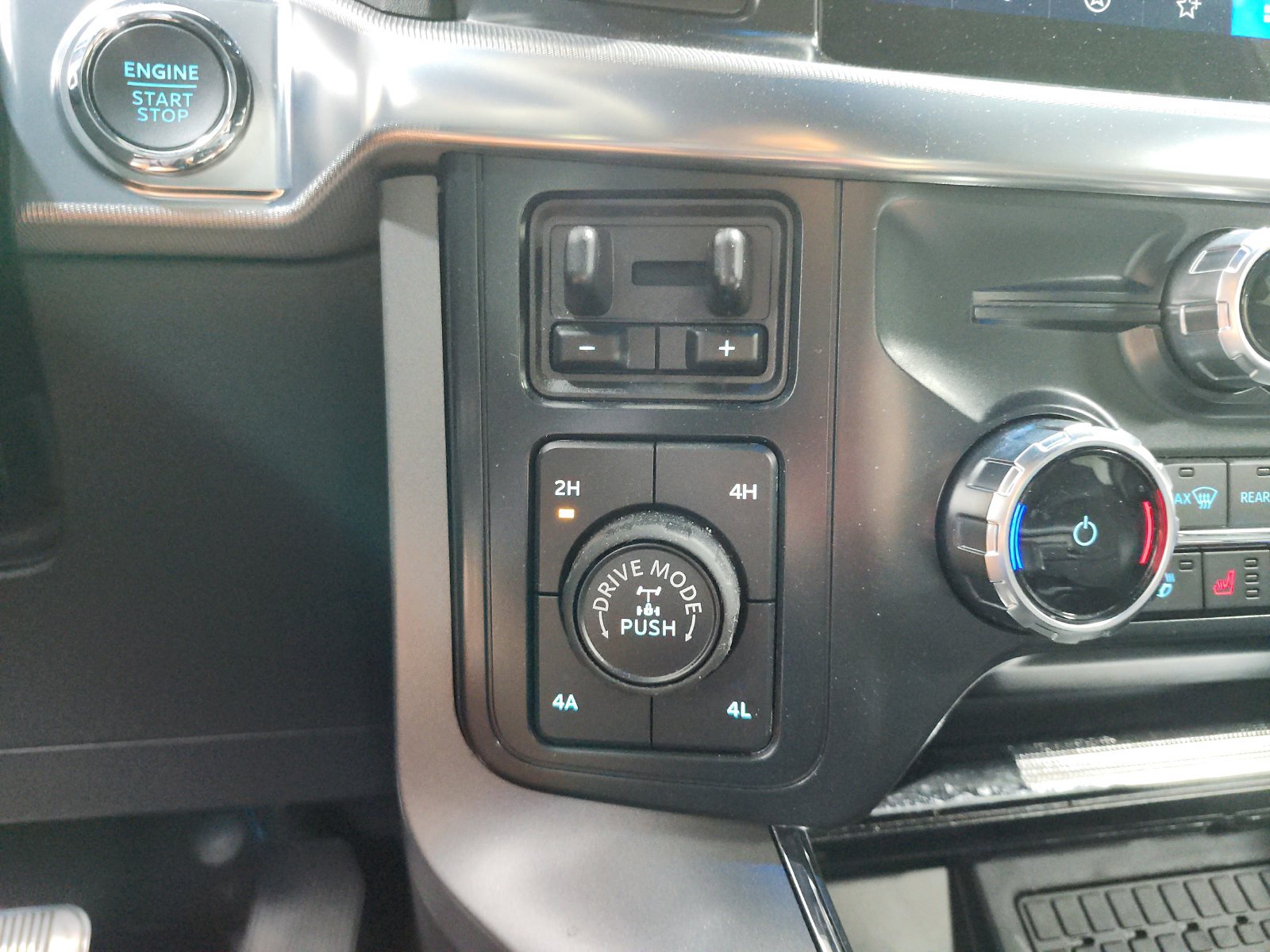 Used 2025 Ford F150 Lariat w/ Equipment Group 502A High AWD/4WD image 19