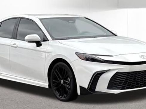 Used 2025 Toyota Camry SE image 2
