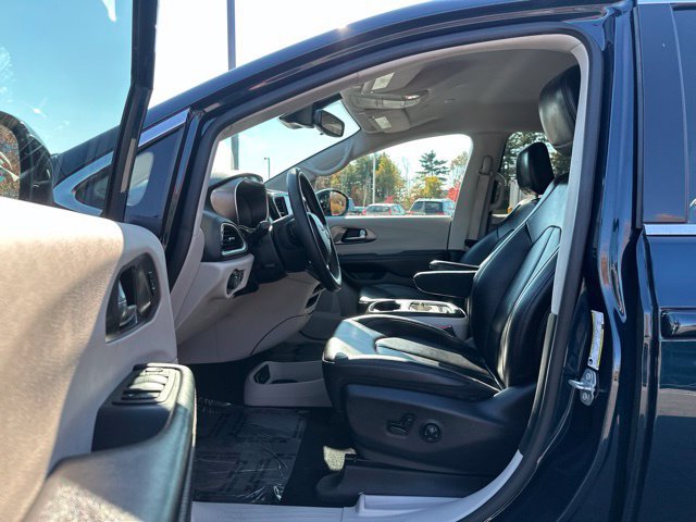 Used 2024 Chrysler Pacifica Touring-L FWD image 20