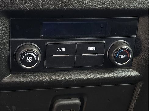 Used 2021 Chevrolet Traverse LT image 11