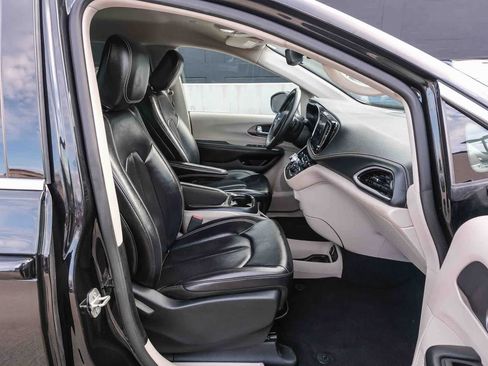 Used 2023 Chrysler Pacifica Touring-L FWD image 18