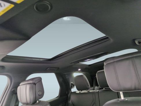 Certified 2025 Land Rover Discovery Dynamic SE image 11