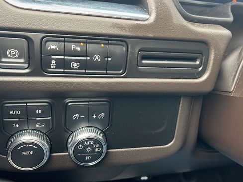 Used 2023 GMC Yukon XL SLT w/ SLT Luxury Package image 13