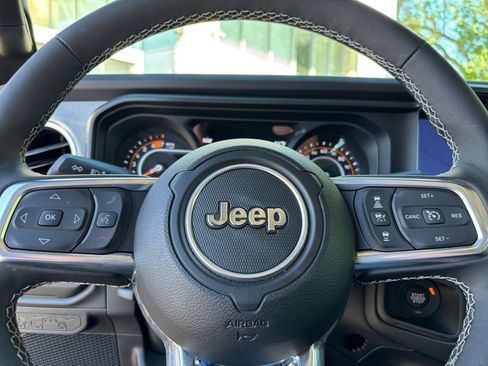 Used 2025 Jeep Wrangler Unlimited Sahara AWD/4WD image 28