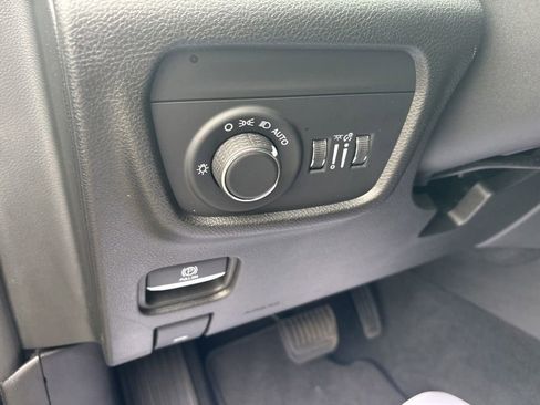 Used 2023 Jeep Grand Cherokee Laredo AWD/4WD image 15