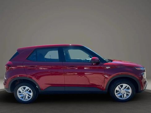 Used 2025 Hyundai Venue SE FWD image 4