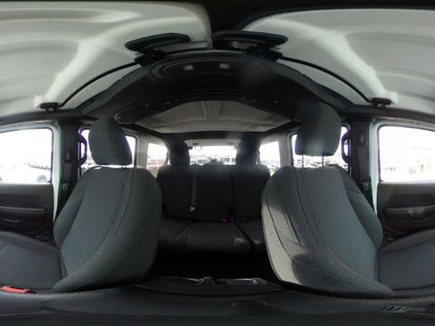 Used 2025 Jeep Wrangler Sahara image 41