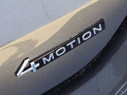Used 2025 Volkswagen Tiguan SE AWD/4WD image 8