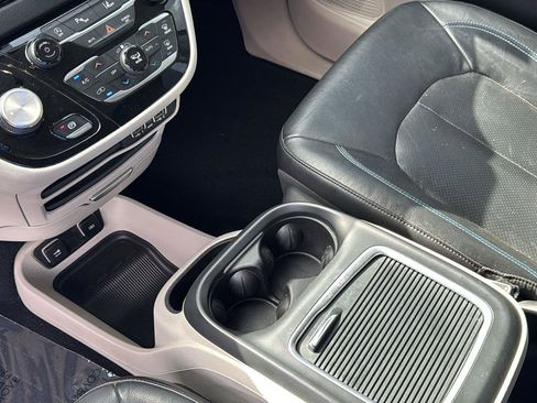 Used 2021 Chrysler Pacifica Touring-L image 18