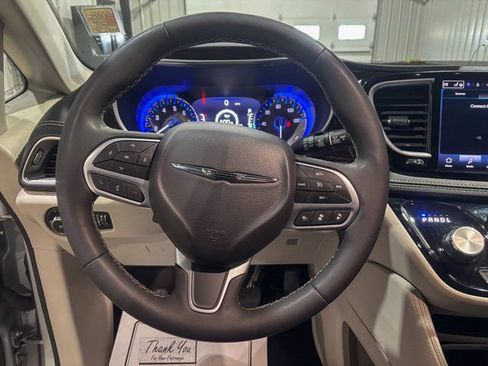 Used 2024 Chrysler Pacifica Limited image 13