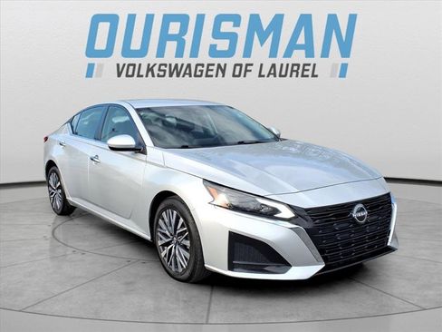 Used 2023 Nissan Altima 2.5 SV image 1