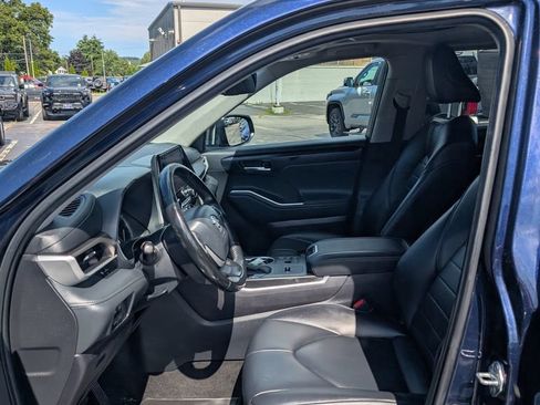 Used 2023 Toyota Highlander XLE FWD image 13