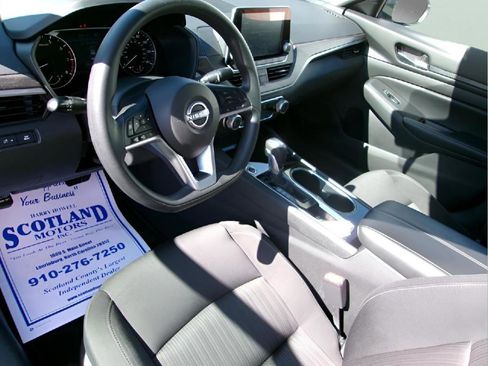 Used 2024 Nissan Altima 2.5 SV FWD image 12