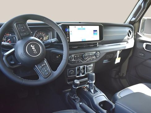 Used 2025 Jeep Gladiator Sport AWD/4WD image 13