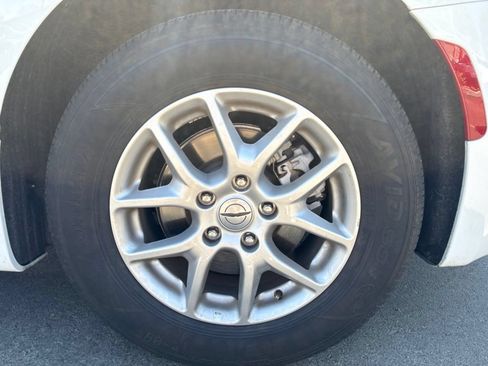 Used 2024 Chrysler Pacifica Touring FWD image 11