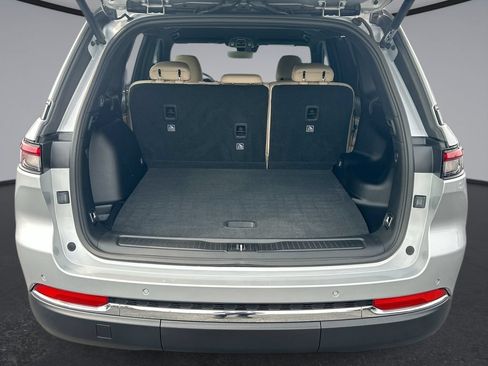 Used 2023 Jeep Grand Cherokee Limited w/ Luxury Tech Group II RWD image 13