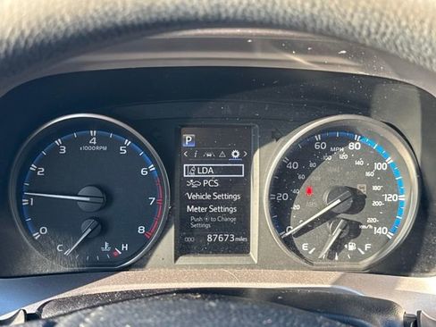 Used 2018 Toyota RAV4 LE image 15