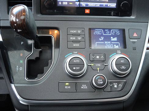 Used 2017 Toyota Sienna Limited image 31