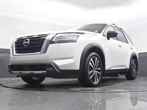 Used 2024 Nissan Pathfinder Platinum image 27