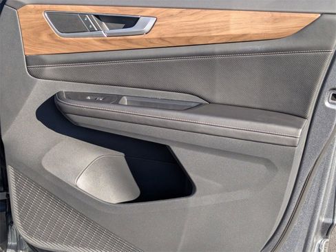 Used 2025 Volkswagen Atlas SE image 36