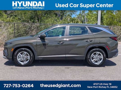 Used 2025 Hyundai Tucson SE FWD image 2