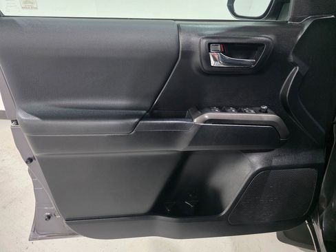 Used 2016 Toyota Tacoma TRD Sport image 18