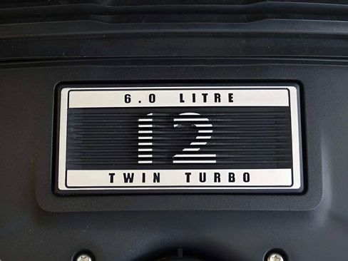 Used 2017 Bentley Bentayga image 40