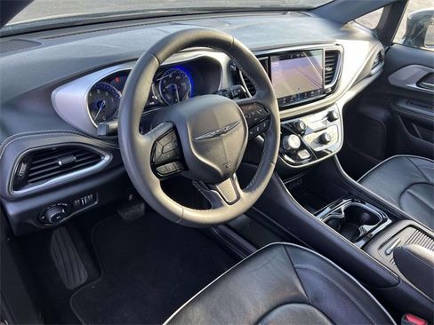 Certified 2025 Chrysler Pacifica Limited image 27