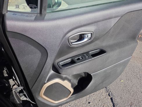 Used 2015 Jeep Renegade Latitude w/ Popular Equipment Group image 16