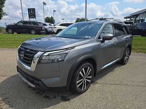 Used 2025 Nissan Pathfinder Platinum AWD/4WD image 9