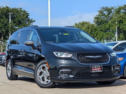 Used 2023 Chrysler Pacifica Limited FWD image 2