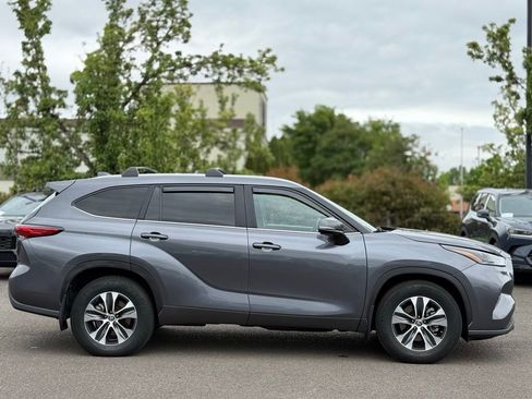 Used 2023 Toyota Highlander XLE AWD/4WD image 6
