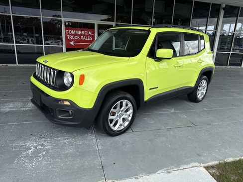 Used 2017 Jeep Renegade Latitude w/ Cold Weather Group AWD/4WD image 4