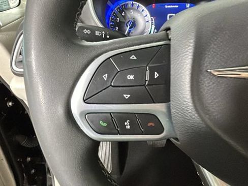 Used 2024 Chrysler Pacifica Touring-L FWD image 15