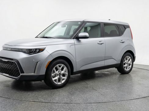 Used 2025 Kia Soul LX w/ LX Technology Package image 3