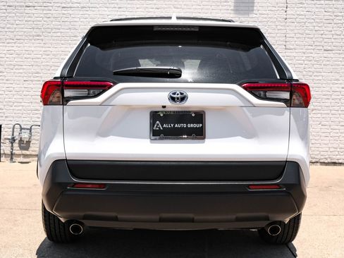 Used 2020 Toyota RAV4 LE image 4