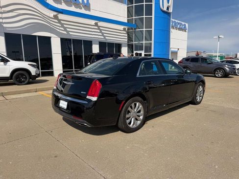 Used 2018 Chrysler 300 Touring AWD/4WD image 2