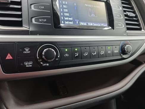 Used 2019 Toyota Highlander LE AWD/4WD image 22