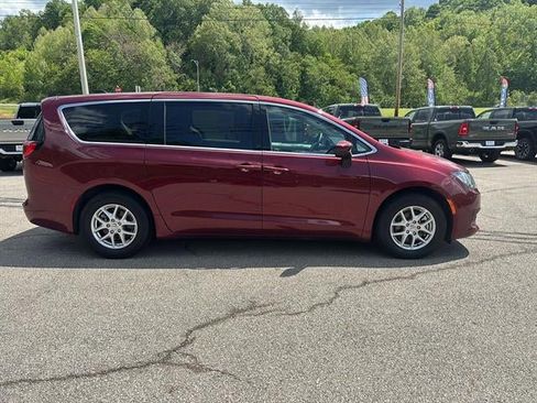 Used 2023 Chrysler Voyager LX FWD image 4