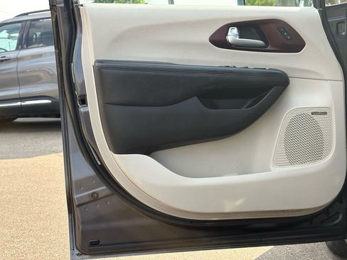 Used 2017 Chrysler Pacifica Limited FWD image 32