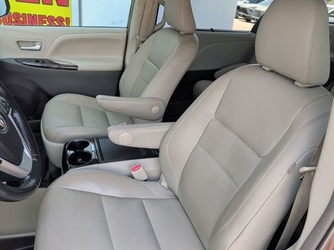 Used 2018 Toyota Sienna XLE Premium FWD image 11
