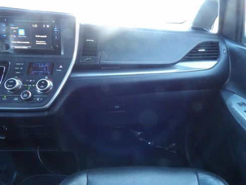 Used 2015 Toyota Sienna SE image 22