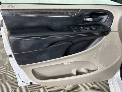 Used 2014 Chrysler Town & Country Touring FWD image 11