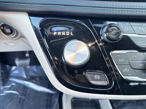 Used 2021 Chrysler Pacifica Touring image 30